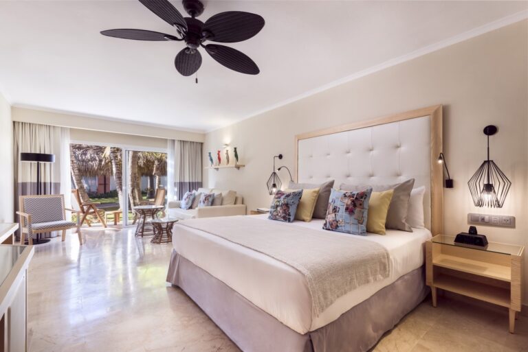 Deluxe Beachfront room Pic #2