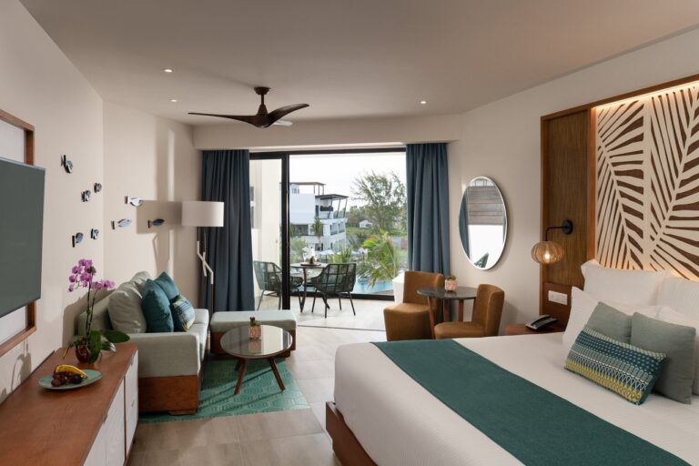 junior-suite-pool-view