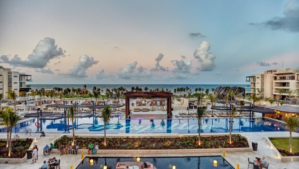 Royalton-Riviera-Cancun-Wedding-Pool-and-Ocean-View