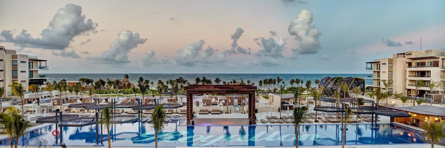 Royalton-Riviera-Cancun-Wedding-Pool-and-Ocean-View